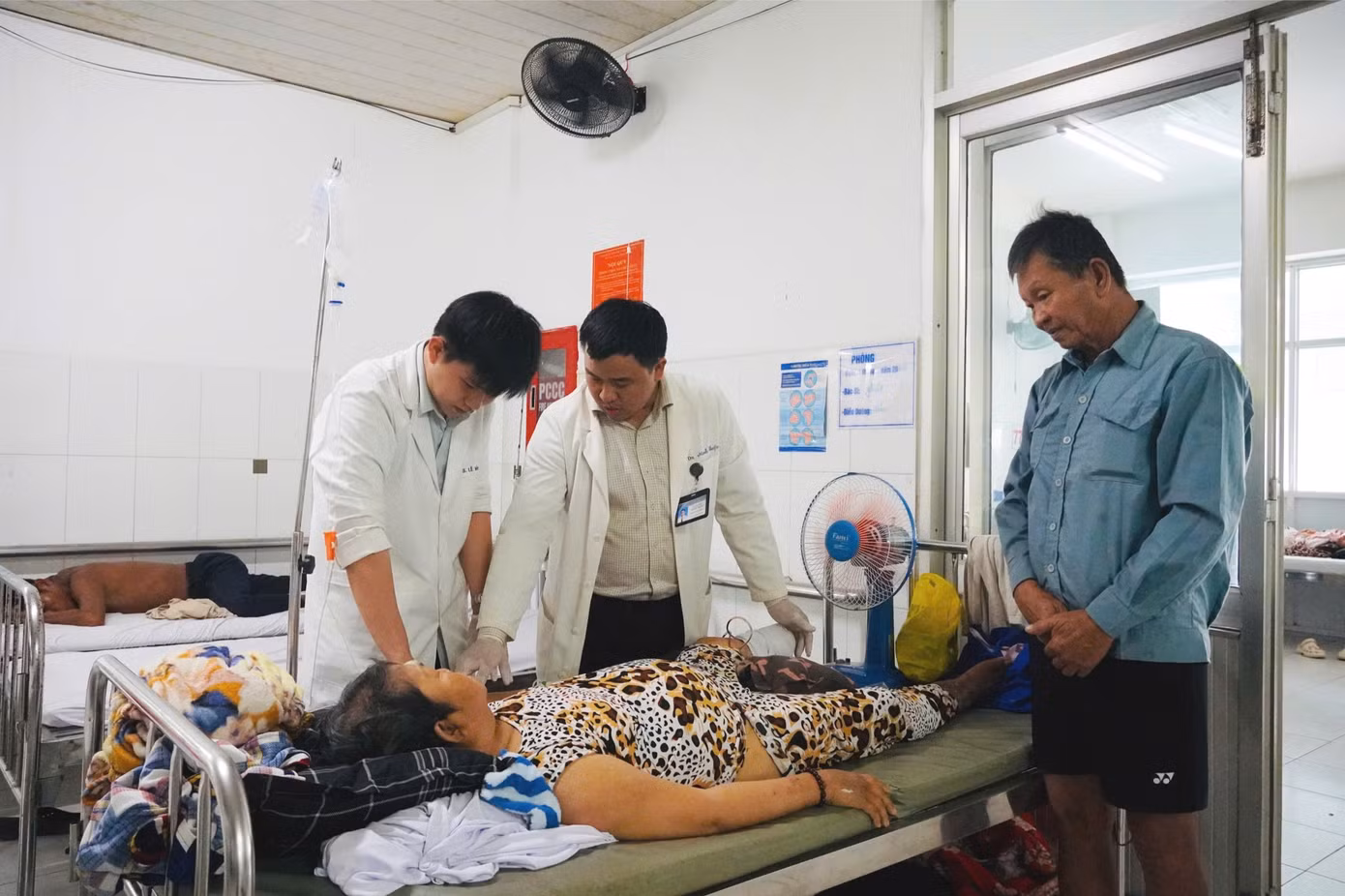 Bà S. được quỹ do ông Đinh Văn Nơi mới thành lập hỗ trợ chi trả toàn bộ chi phí phẫu thuật, điều trị tại Phú Quốc. Ảnh: H. Dung
