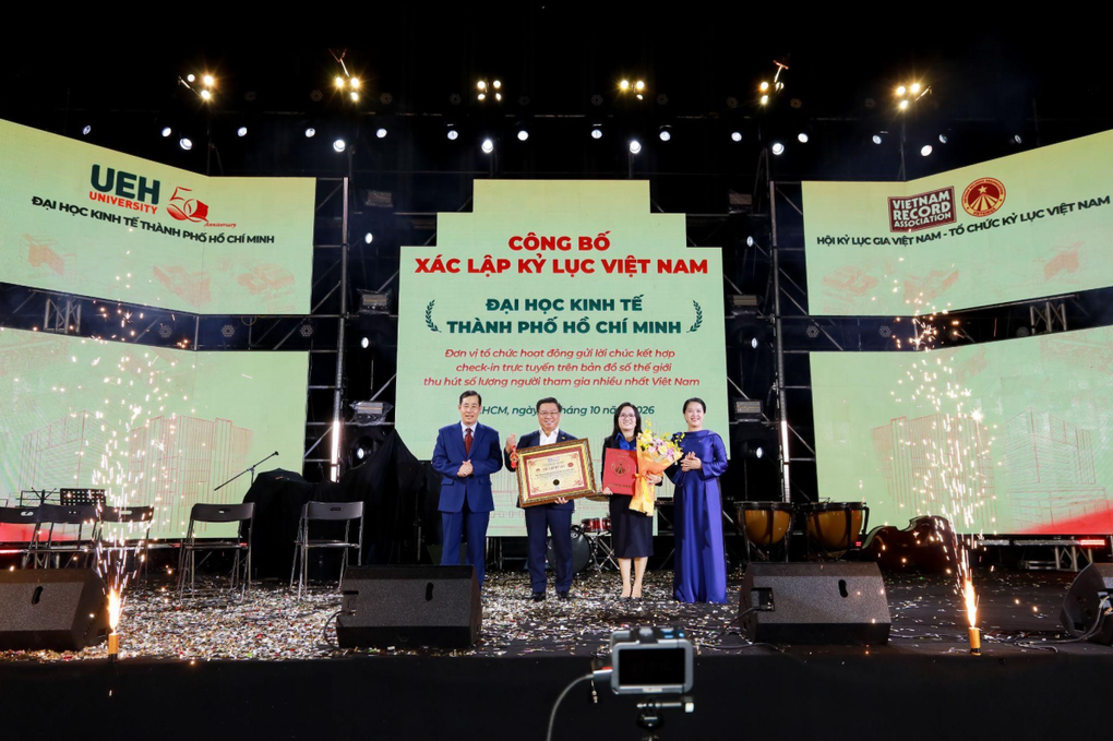Chiến dịch Lan tỏa niềm tự hào 50 năm UEH xác lập Kỷ lục Việt Nam về hoạt động gửi lời chúc kết hợp check-in trực tuyến